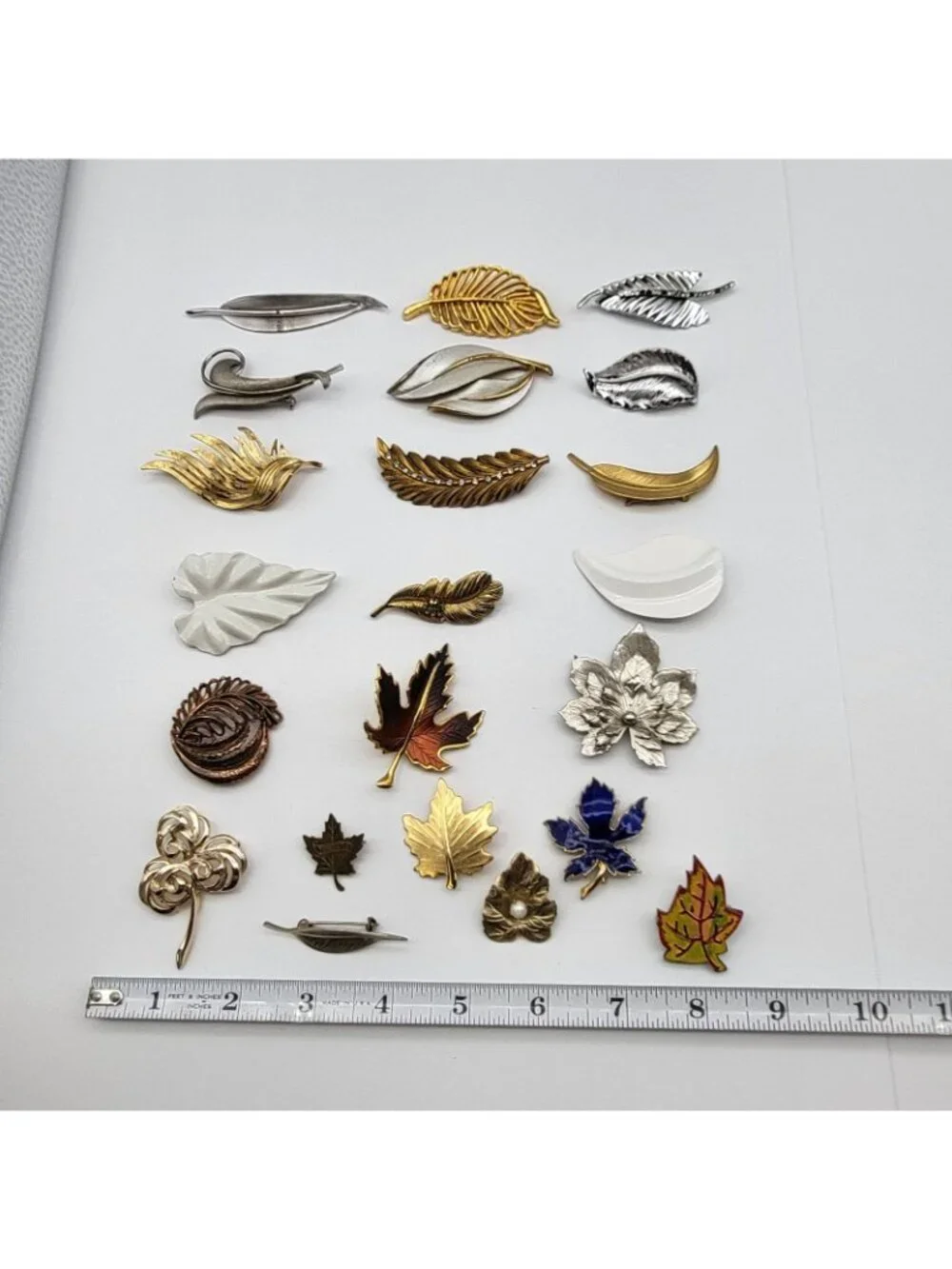 Fab Vintage Brooch pin lot leaf feather leaves some signed 22 piece Boho